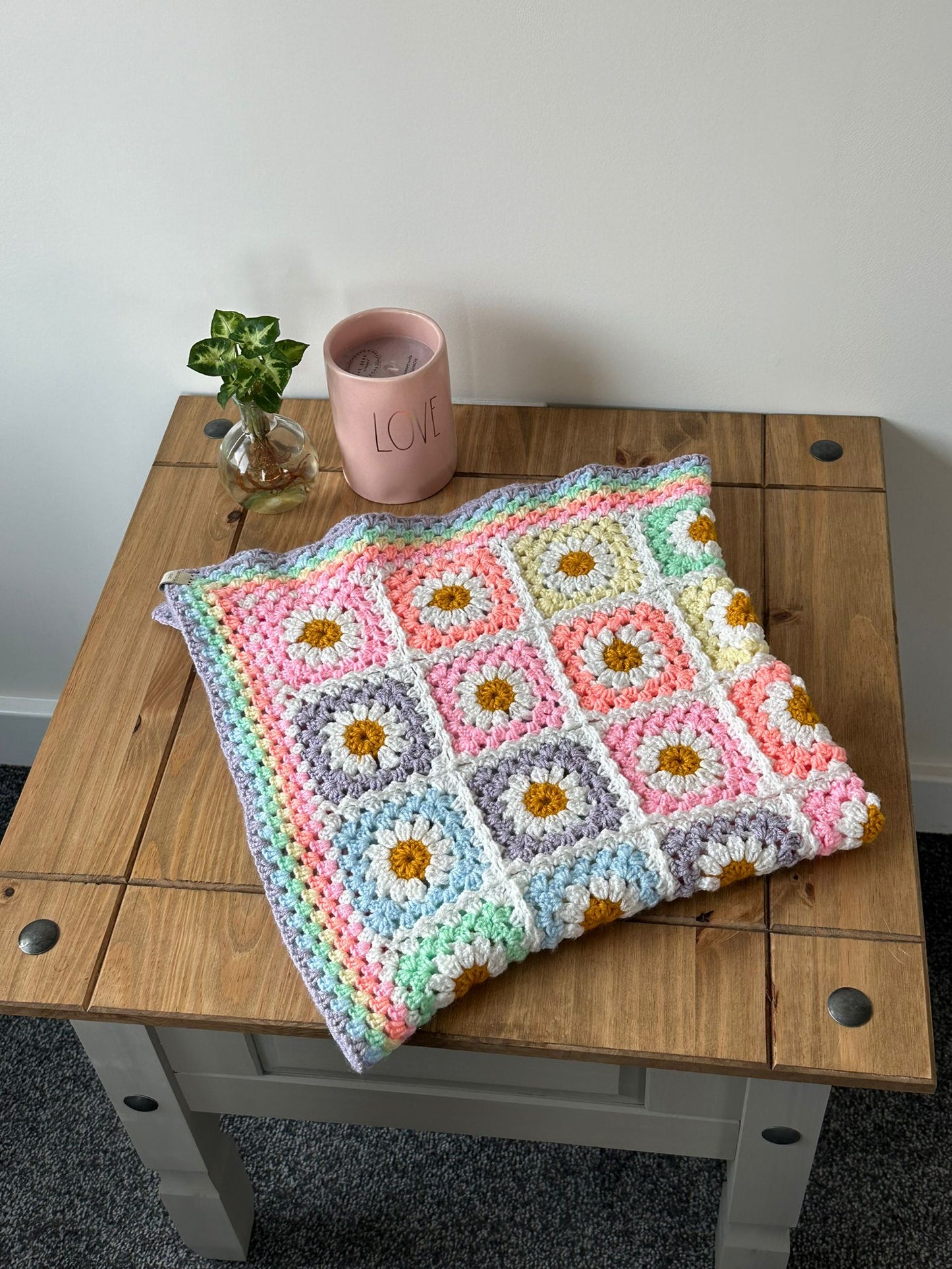 Small daisy square blanket